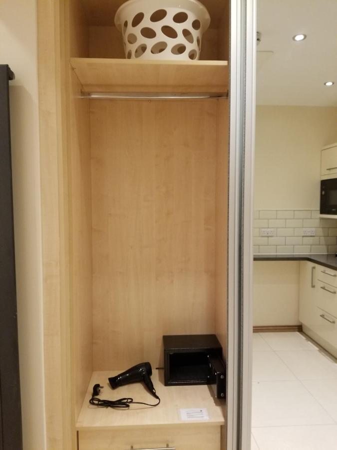 London Luxury Apartment 4 Bedroom Sleeps 12 People With 4 Bathrooms 1 Min Walk From Station Wanstead Exterior foto