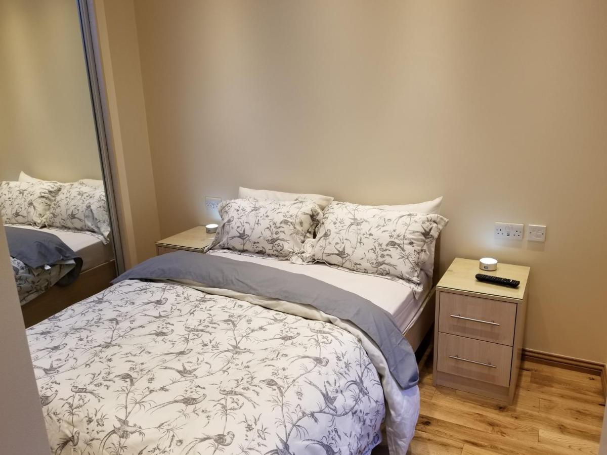 London Luxury Apartment 4 Bedroom Sleeps 12 People With 4 Bathrooms 1 Min Walk From Station Wanstead Exterior foto